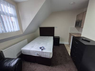Single Room to Let in WD18 Main Photo