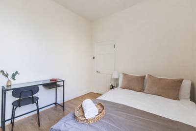 Available Now 2 Double Room In Refurbished Flat Main Photo