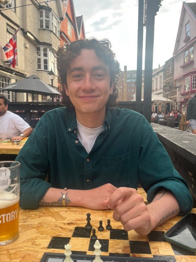 25 year old professional looking for room! Main Photo