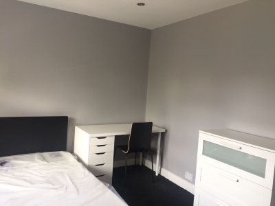 Large  Double room  near train station Poundhill Main Photo