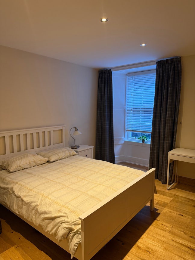 Large double room in spacious west end flat  Main Photo