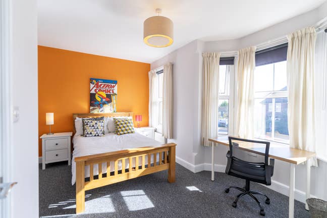 Large, freshly redecorated room available Main Photo