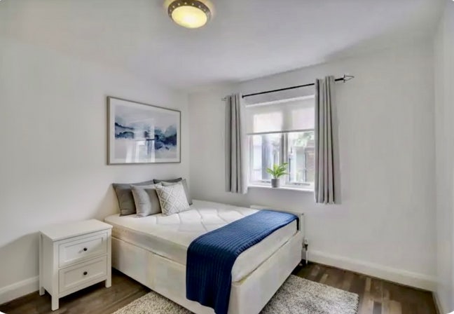 1 double bedroom to rent for single female profess Main Photo