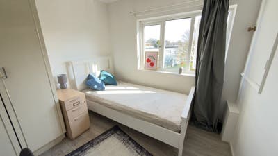   Bills included I Basildon Main Photo