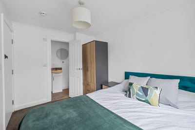 Stunning Ensuite - Waterfront Location🌊 Main Photo