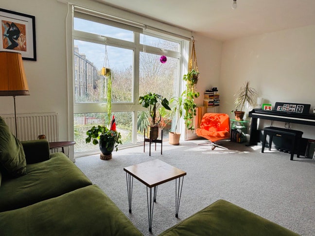 A Double Room Available in our Beautiful Home! Main Photo