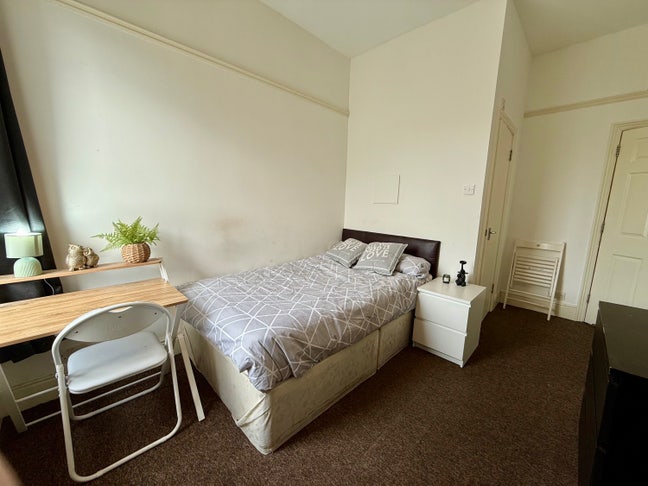 Beautiful Large ensuite &pound;700 PCM BS4 Main Photo