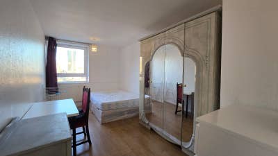 Larger double room on 16th floor in canary wharf Main Photo