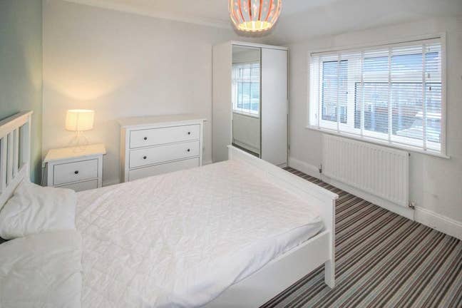 Large double bedroom Ensuite with driveway parking Main Photo