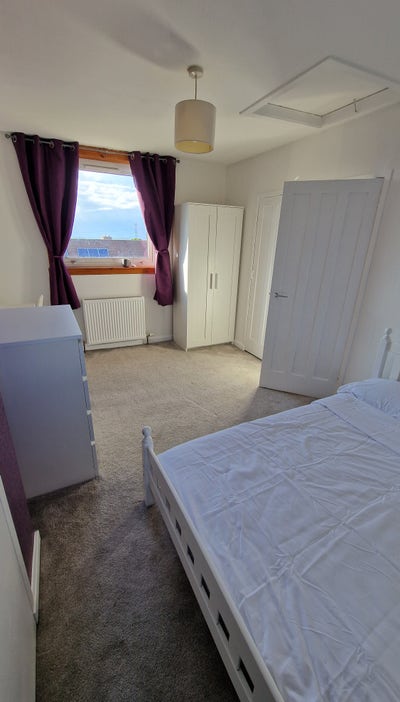 Spacious Double Bedroom in Quiet, Tidy Home Main Photo