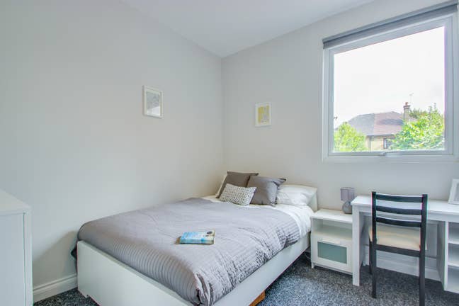 Double En-Suite Room Walking Distance to Hospital Main Photo