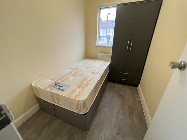 Bright Single Room Close to Bakerloo (9 Min Walk) Main Photo