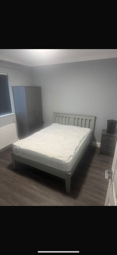 ✨ Spacious Double Room in Great Location (BS4) Main Photo
