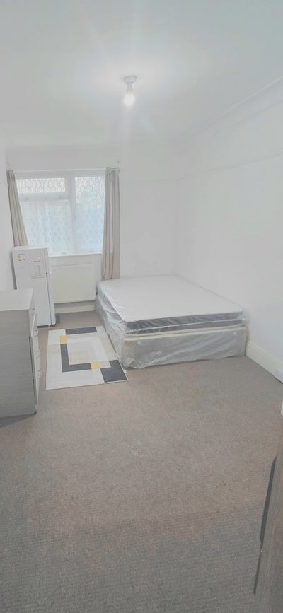 Large Double Room to Let, Hayes, Middx Main Photo