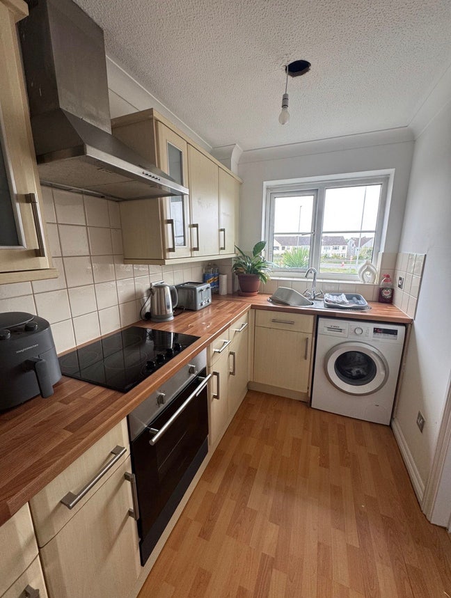 Double Bedroom, in a lovely maisonette available  Main Photo