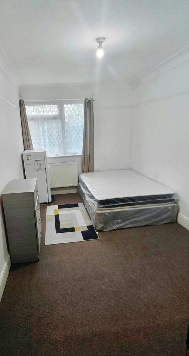 Large Double Room to Let, Hayes, Middx Main Photo