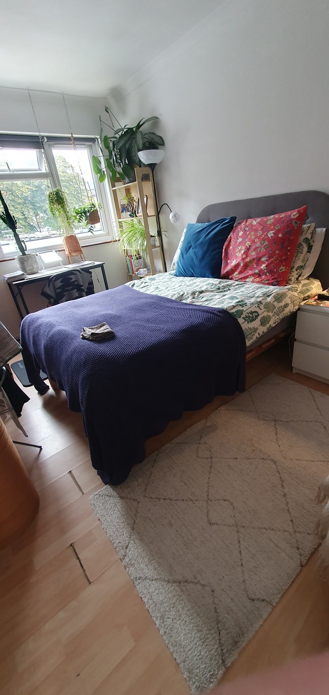  Zone 1Double room in shared house with garden  Main Photo