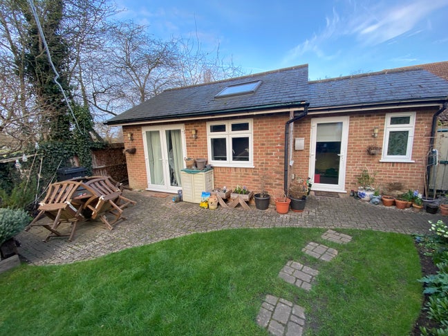 Stunning studio, own kitchen, shower room, parking Main Photo