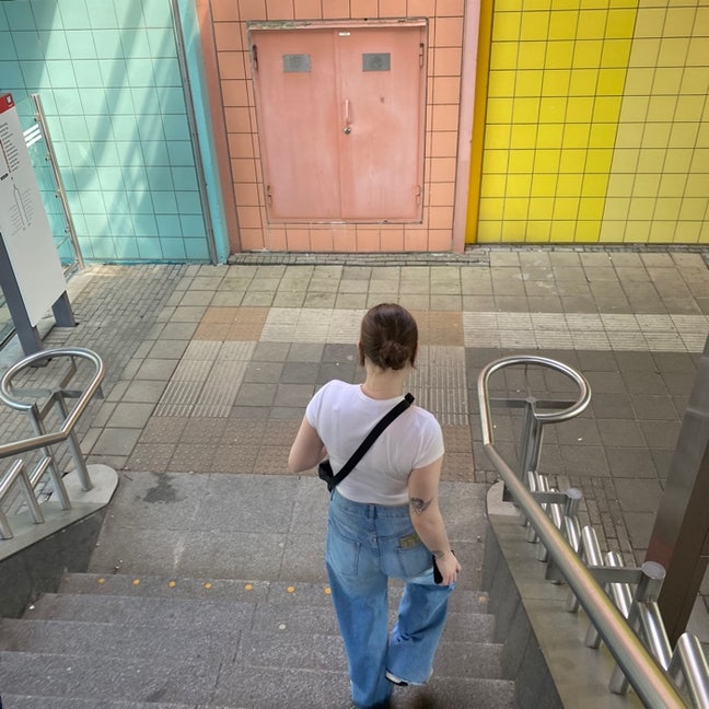 Hey I’m 21 and moving to Edinburgh for work... Main Photo