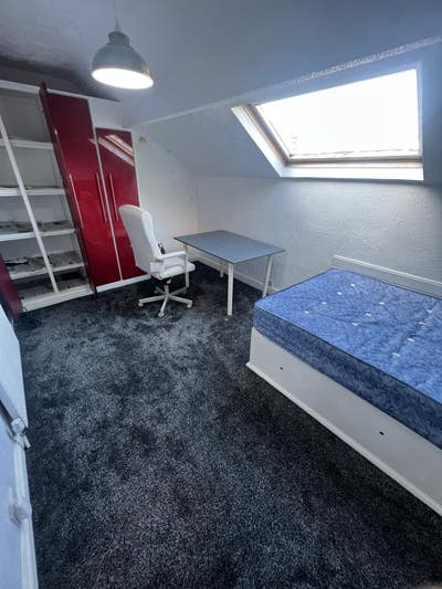 Spacious Bright Double Room | Cliff Mount, LS6  Main Photo