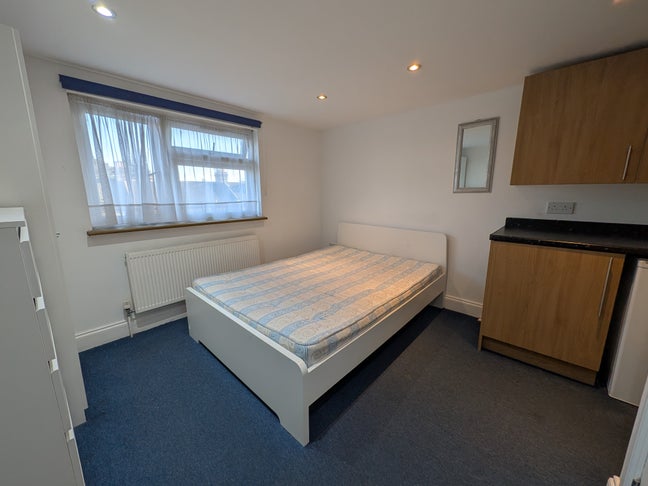 En-suite/Attached Kitchen Unit/Garden/Furnished Main Photo