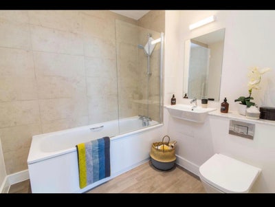 One room available in two bedroom flat  Main Photo