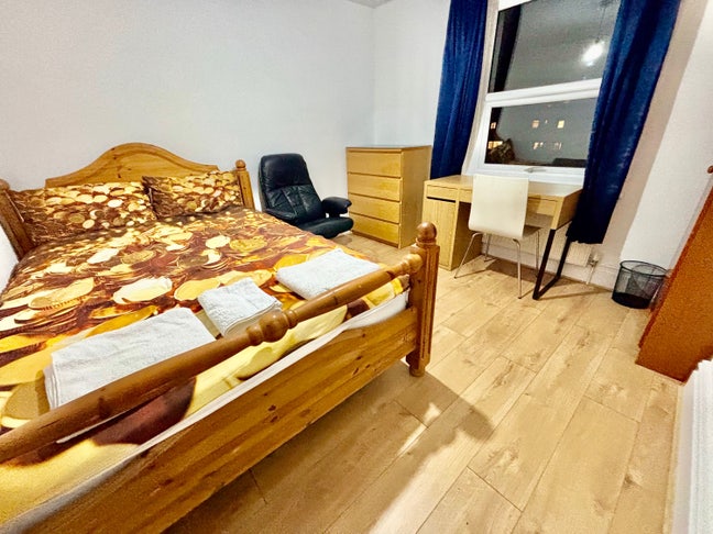 Double room, 10 min walk to the tube, Fast wifi Main Photo