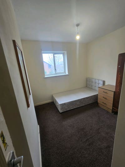 Single room. 4 Minutes from university  Main Photo