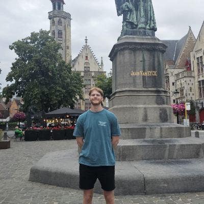 I am Elliot, 25, working as a civil servant i... Main Photo