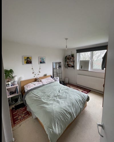 Large double room in friendly flat Main Photo