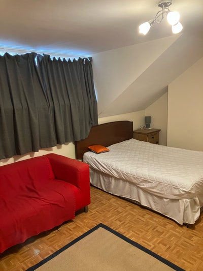 Large spacious bedroom  Main Photo