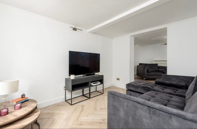 Beautifully refurbished 1 bed flat in New Town Main Photo