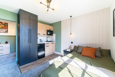  Large Studio Room 🍇  Ensuite - Best Location  Main Photo