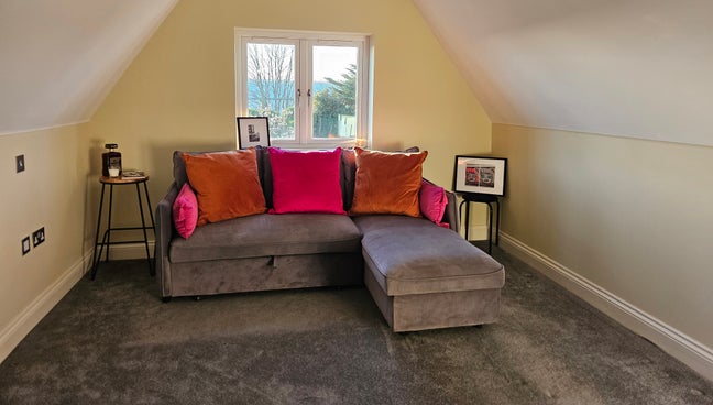 Large room with ensuite plus own lounge Main Photo