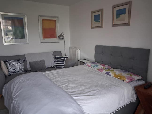 Bright clean large double room Main Photo