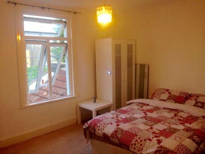 Large double room few min walk to train  Main Photo