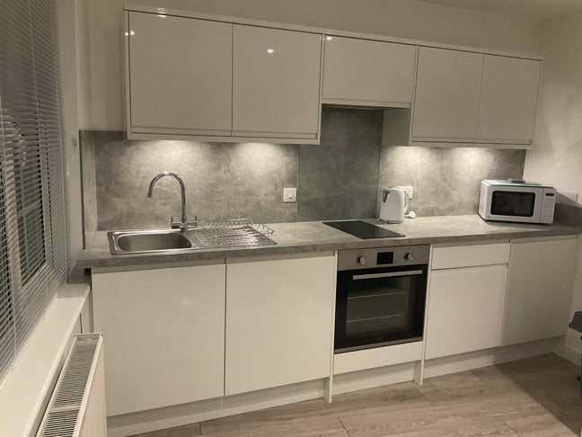 Modern self contained furnished 1 bed annexe Main Photo