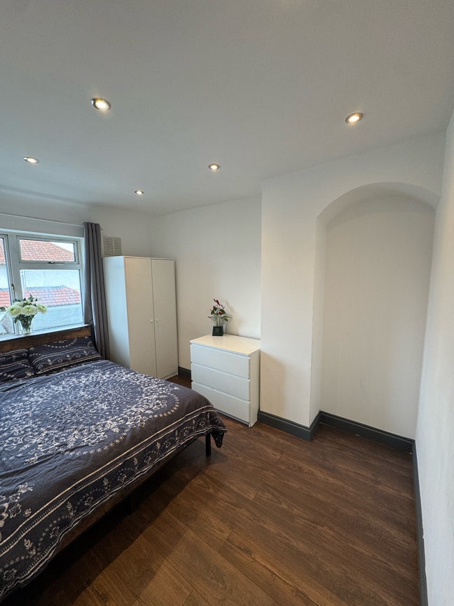 Stylish Double - female only - 10 mins to Edgware  Main Photo