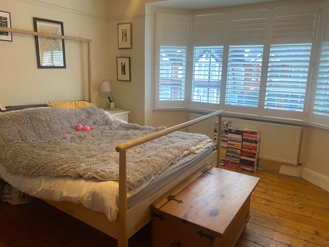 Lovely, comfortable spare room in friendly home Main Photo