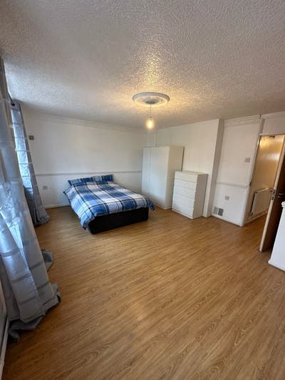 1 Bright Double in 4 Bed Flat in Canary W. Main Photo