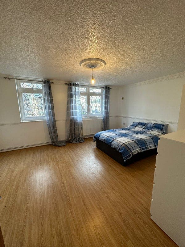 2 Bright Double in 4 Bed Flat in Canary W. Main Photo