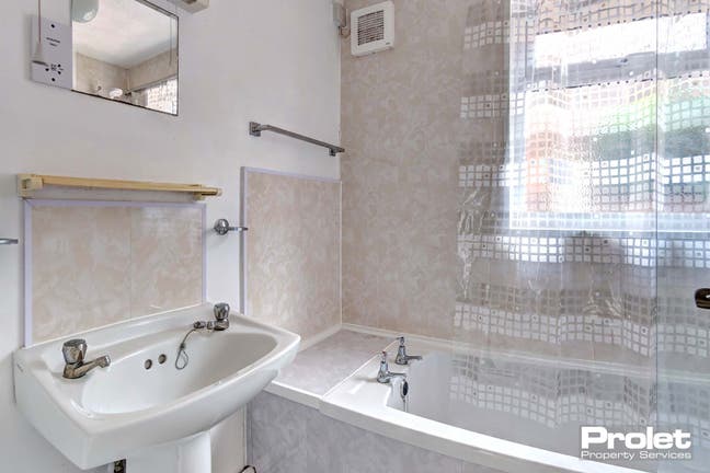 Small Bedroom in Shared Home – Near City Centre Main Photo