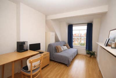 Tranquil 1 Bed Top Floor Flat - Hampstead NW6 Main Photo