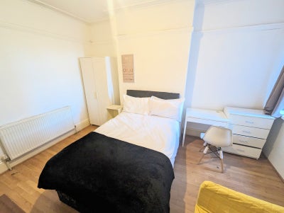 ** Lovely LARGE Room Hagley Rd - No Bills To Pay! Main Photo