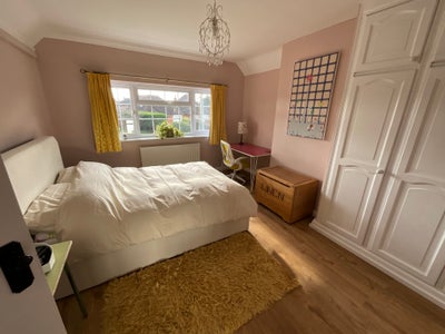 Large Sunny Room inn 1940’s House Main Photo