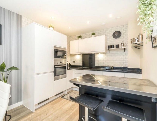 Monday to Friday Rent Only  Main Photo