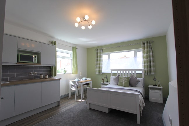 Ensuite Room with kitchenette - Queensholm Drive Main Photo