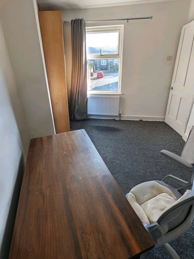 Looking for Female Professionals or Student Main Photo