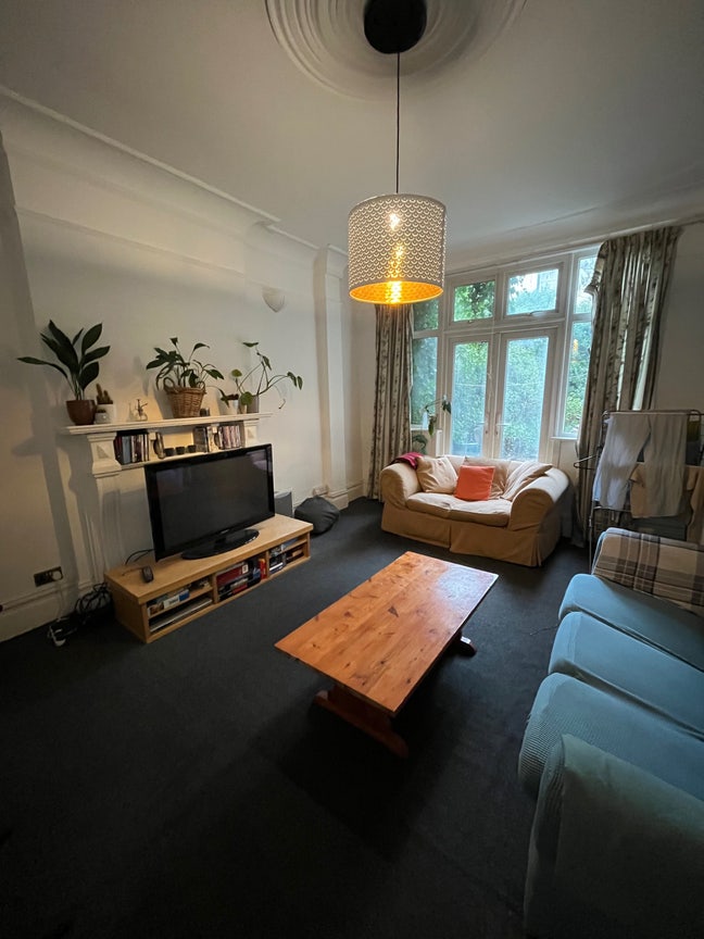 Double fully furnished room with large garden Main Photo