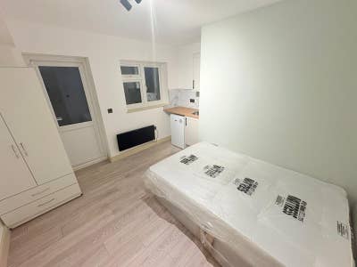 DSS-Studio Flat Available in Romford Havering RM7 Main Photo